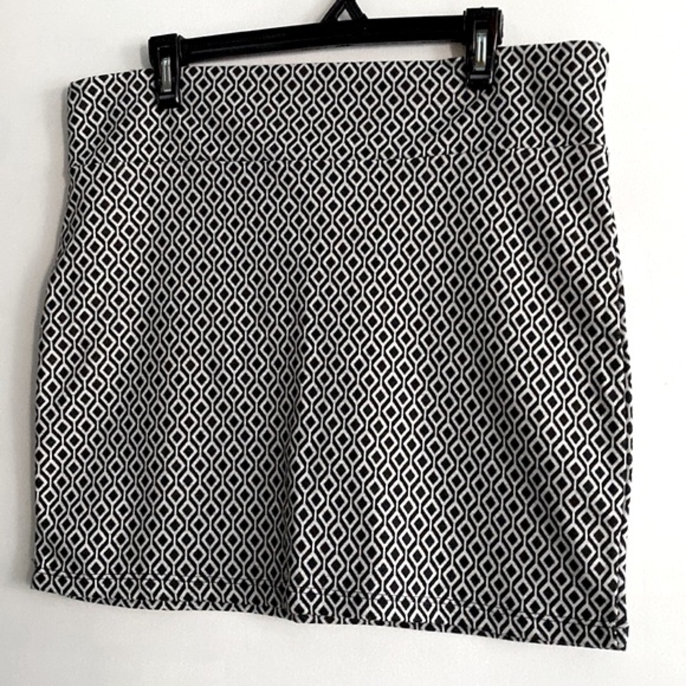 🔥 2/$15 🔥 🆕 Black & White Miniskirt!!!  Stretchy Woven Fabric!  Size XL
